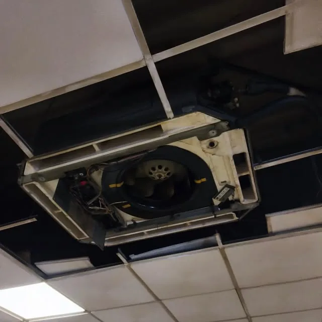 Técnico da CLIMAFRA em manutenção